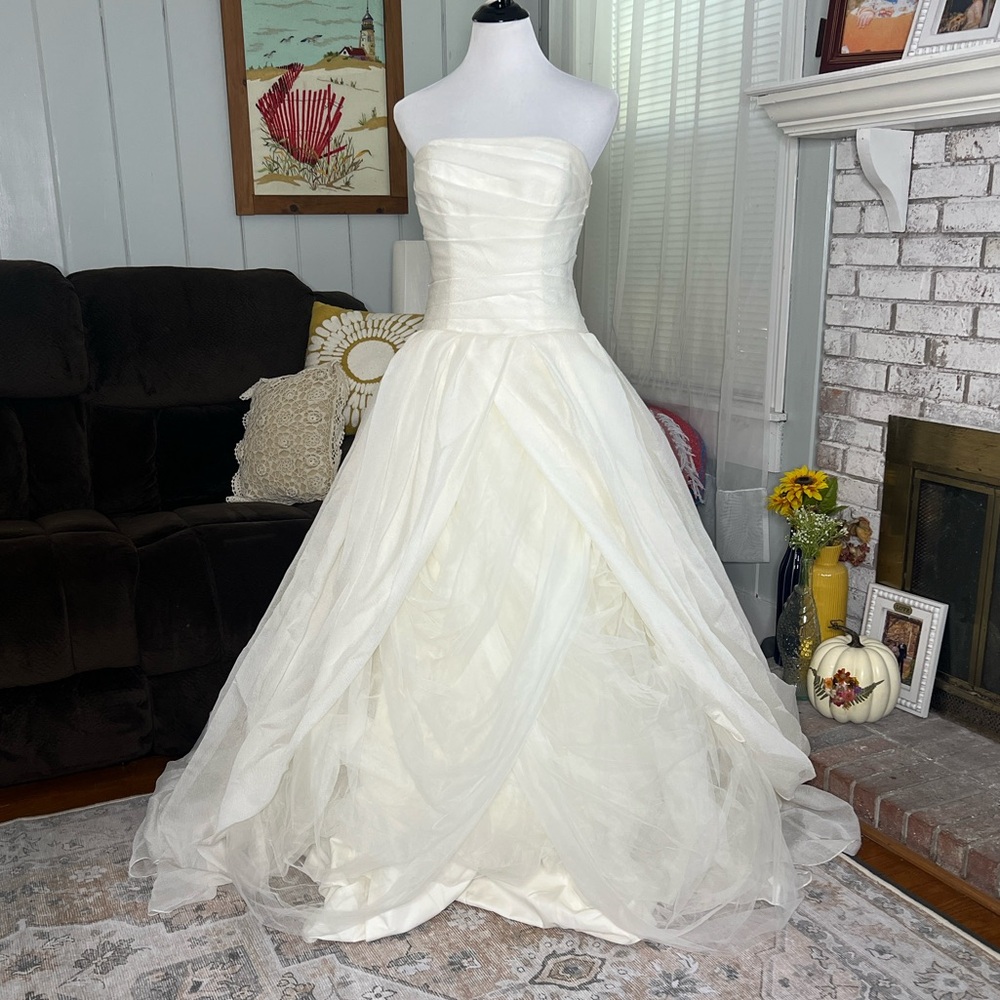 Vera Wang organza sweetheart tulle wedding dress - Picture 1 of 16